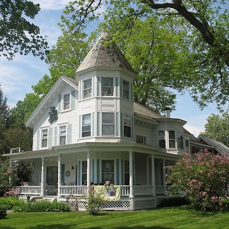 Hugging Bear Inn Bellows Falls Eksteriør bilde