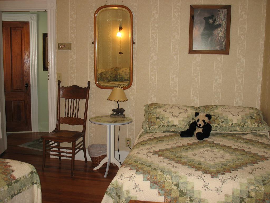 Hugging Bear Inn Bellows Falls Eksteriør bilde