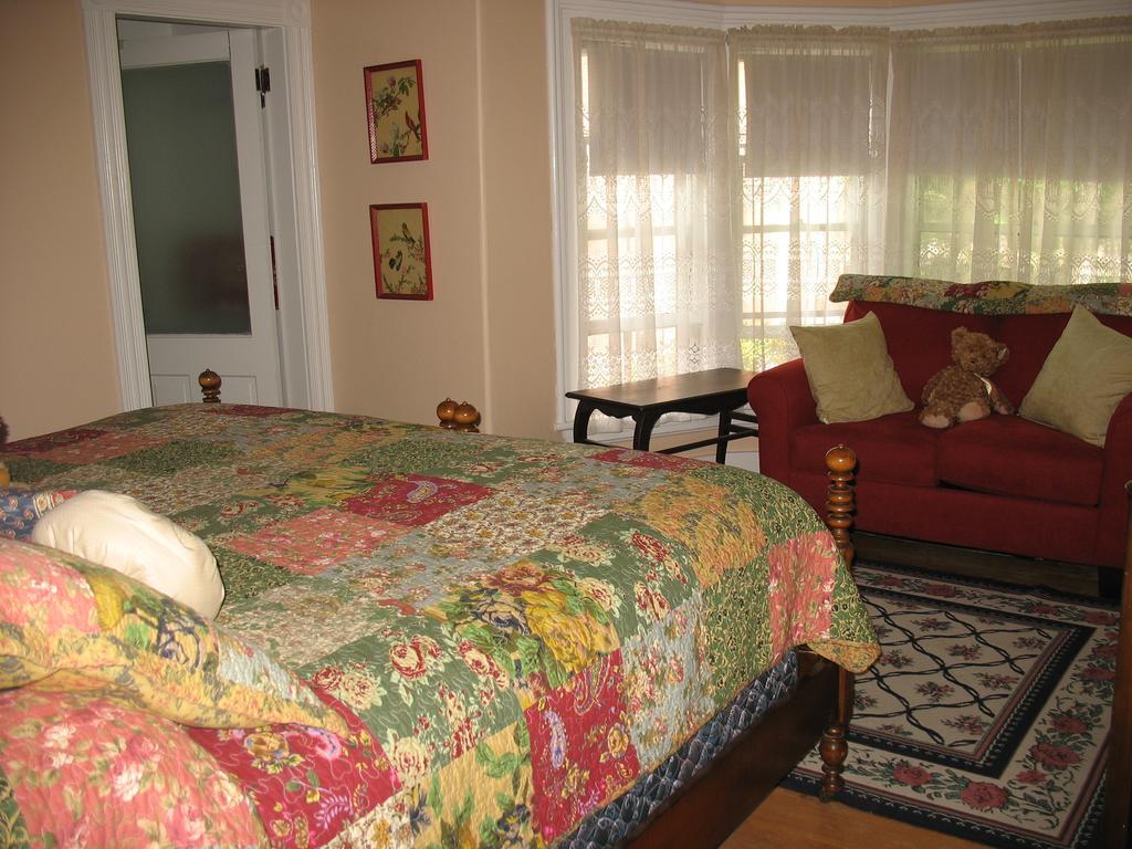 Hugging Bear Inn Bellows Falls Eksteriør bilde