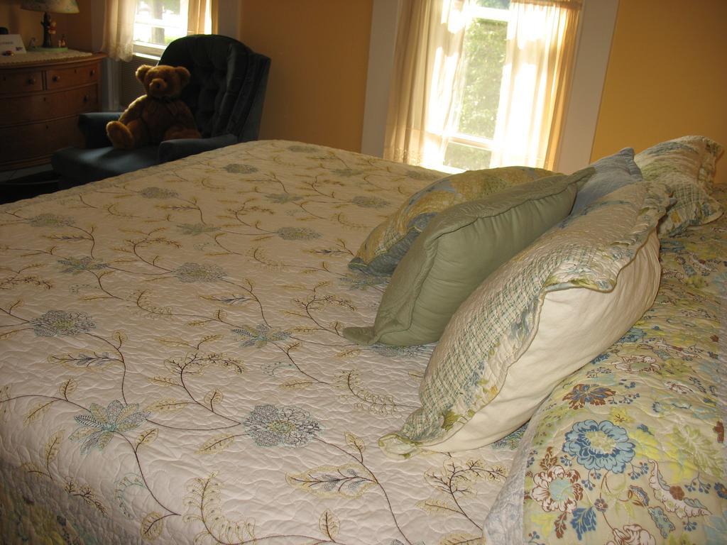 Hugging Bear Inn Bellows Falls Eksteriør bilde