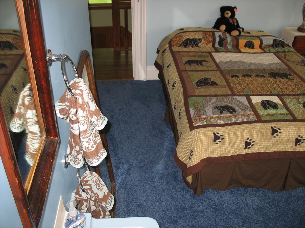 Hugging Bear Inn Bellows Falls Eksteriør bilde