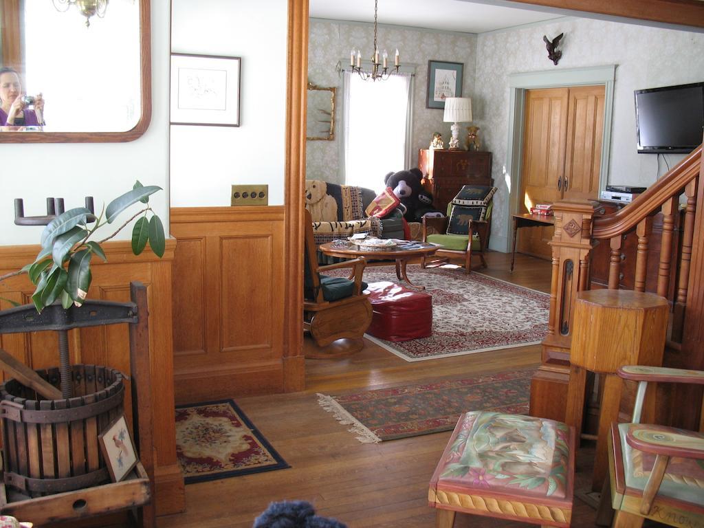 Hugging Bear Inn Bellows Falls Eksteriør bilde